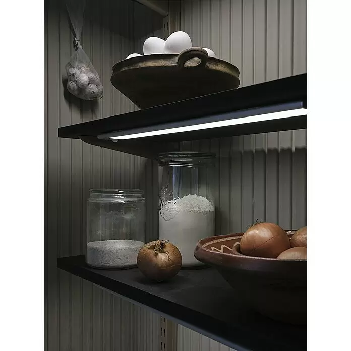 Osram LED-Unterbauleuchte Linear Flat Sensor + USB - L x B x H: 60 x 0,93 x 4 cm, Lichtfarbe: Mehrfarbig - Schwarze Küchenregale mit integrierter LED-Beleuchtung zur Aufbewahrung von Eiern, Knoblauch und Trockenwaren.
