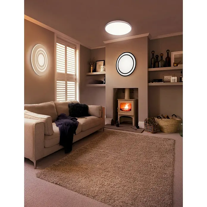 Ledvance LED-Wand- & Deckenleuchte Sparkle Click CCT24 W, Tageslichtweiß, Farbtemperatur: 2.700 K - 6.500 K - Gemütliches Wohnzimmer mit moderner Beleuchtung. Runde Decken- und Wandleuchten erhellen den Raum und setzen stilvolle Akzente.