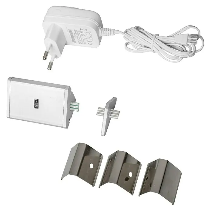 Ledvance Lámpara LED bajo mueble - 7,5 W, Largo: 55 cm, Blanco cálido - Una foto de producto muestra un adaptador de corriente, un divisor, un conector y tres soportes de montaje sobre un fondo negro.