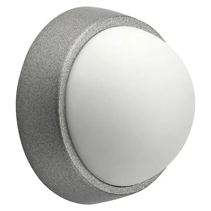 Inofix Tope de puerta 2450 - Plástico, Blanco/Cromado - Primer plano de una lámpara de pared moderna con un difusor redondo blanco mate y un marco plateado texturizado.