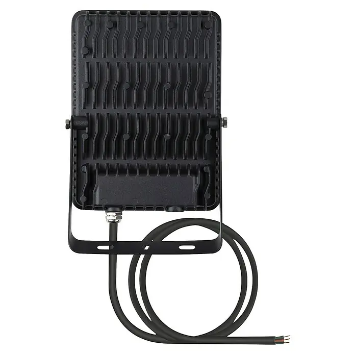 Ledvance Essential LED-Strahler Sensor - 50 W, 4.750 lm, IP65, L x B x H: 238 x 161 x 34 mm - Nahaufnahme einer LED-Leuchte mit Kühlkörperrippen und Kabel, die auf einem schwarzen Hintergrund angebracht ist.