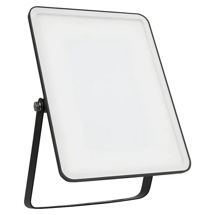 Ledvance LED Baustrahler Essential - 50 W, 4.750 lm, 4.000 K, 238 x 161 x 30 mm, IP65 - Schwarz gerahmter, rechteckiger LED-Flutlichtstrahler mit weißer Diffusorscheibe und verstellbarem Ständer.