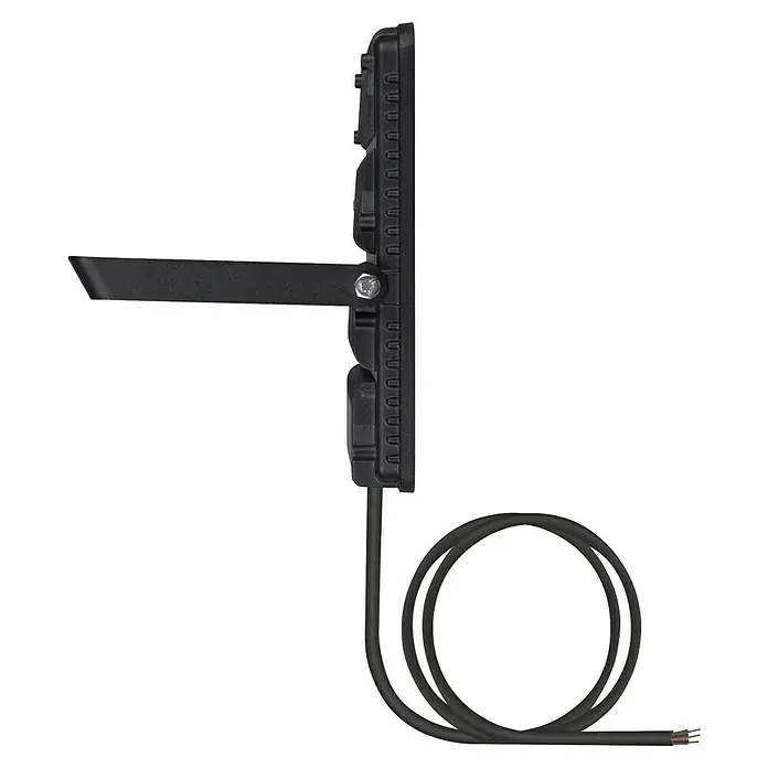 Ledvance LED Baustrahler Essential - 50 W, 4.750 lm, 4.000 K, 238 x 161 x 30 mm, IP65 - Schwarzer LED-Flutlichtstrahler, Seitenansicht, mit Halterung und aufgerolltem Netzkabel.