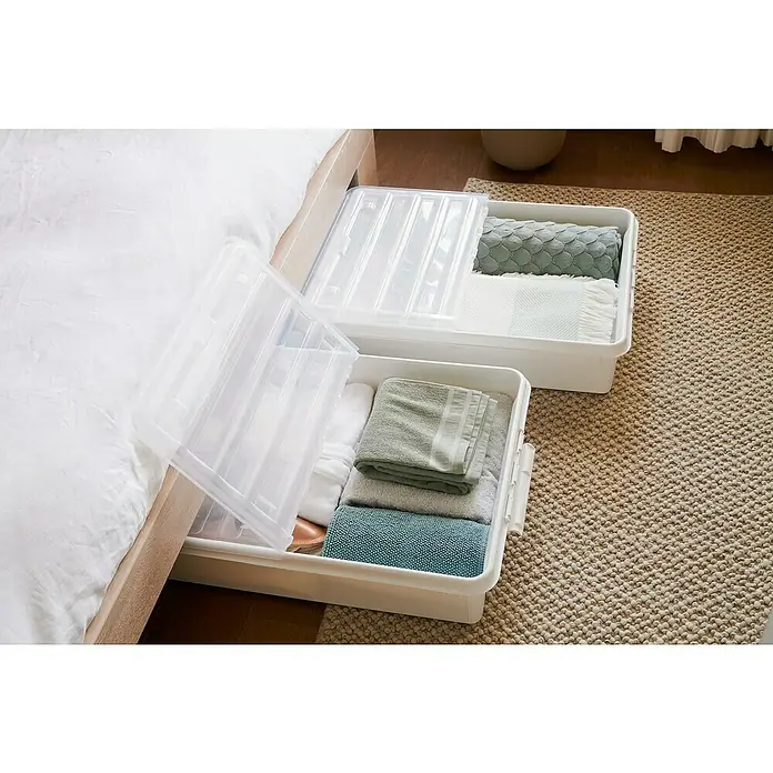 SmartStore Unterbettbox Bedroller 60 L - L x B x H: 79 x 59 x 18,5 cm, 60 l - Zwei weiße Aufbewahrungsboxen mit Deckel unter dem Bett auf einem Teppich.