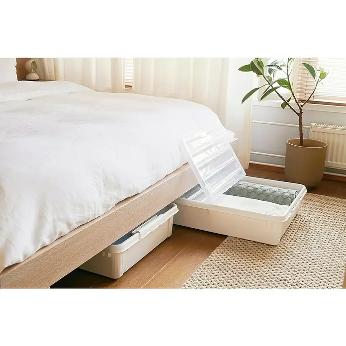 SmartStore Unterbettbox Bedroller 60 L - L x B x H: 79 x 59 x 18,5 cm, 60 l - Bild von weißen Aufbewahrungsboxen unter dem Bett, mit transparentem Deckel. Die Boxen sind ideal für die Organisation und Aufbewahrung von Gegenständen.