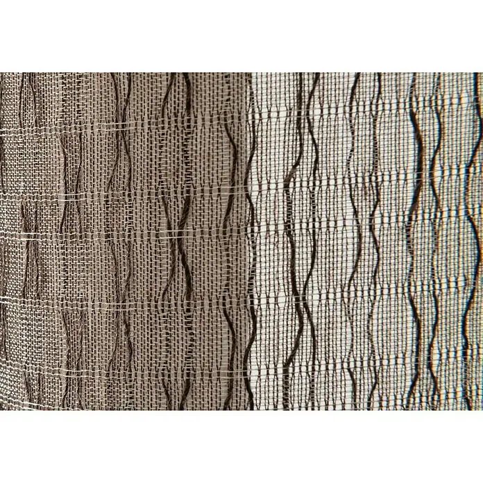 Elbersdrucke Schlaufenbandschal Uni Sono - 140 x 255 cm, 100 % Polyester, Braun - Nahaufnahme eines braunen Vorhangs mit gewebter Textur, der Licht durchlässt und eine gemütliche Atmosphäre schafft.