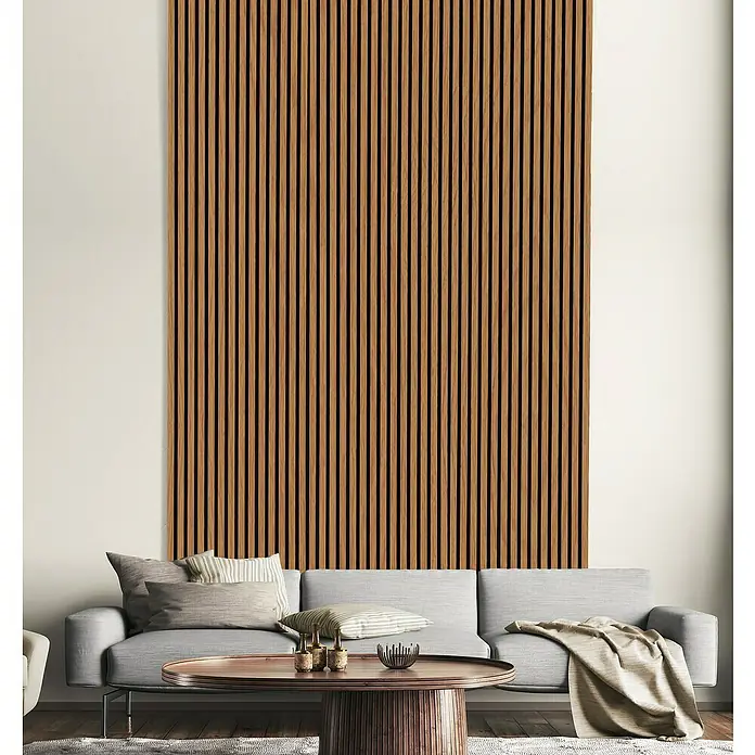 FN Neuhofer Akustikpaneel Acustico - Eiche foliert, L x B x S: 1.195 x 572,5 x 19 mm - Modernes Wohnzimmer mit einer Akustikwand aus Holzpaneelen hinter einem grauen Sofa und einem runden Tisch.