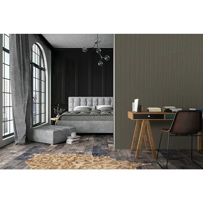 FN Neuhofer Wandpaneel Wally WA030 - Eiche geräuchert, 2.670 x 118 x 12 mm - Elegantes Schlafzimmer mit großem Fenster, Vorhängen, Bett und Schreibtisch. Der Teppich sorgt für Wärme.