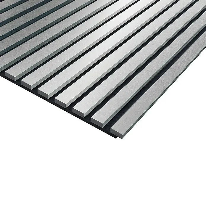 FN Neuhofer Akustikpaneel Acustico - Silber gebürstet, L x B x S: 2.400 x 572,5 x 19 mm - Nahaufnahme einer Wandverkleidung mit grauen Holzlatten, die ein modernes und stilvolles Design für die Inneneinrichtung bietet.
