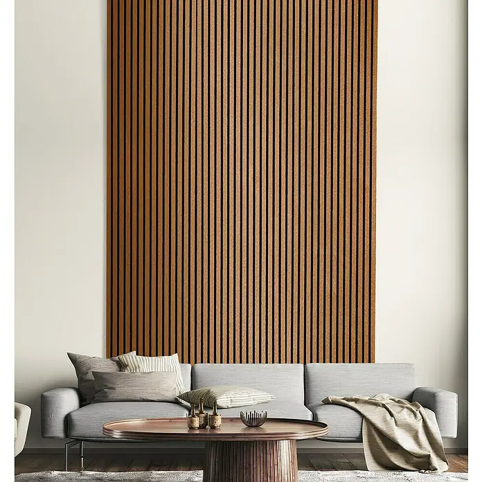 FN Neuhofer Akustikpaneel Acustico - Kupfer, L x B x S: 2.400 x 572,5 x 19 mm - Das Bild zeigt eine Akustikpaneelwand aus Holz, die eine moderne und warme Atmosphäre im Raum schafft. Das Paneel verbessert die Raumakustik.