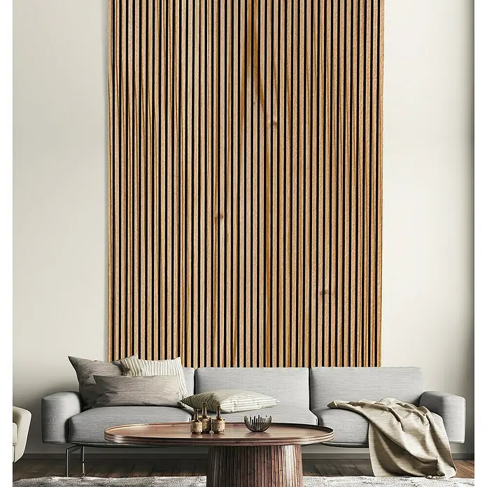 FN Neuhofer Akustikpaneel Acustico - Lärche, L x B x S: 2.670 x 572,5 x 18 mm - Wohnzimmer mit grauer Couch und dekorativer Holzpaneelwand, die dem Raum Wärme und Struktur verleiht.