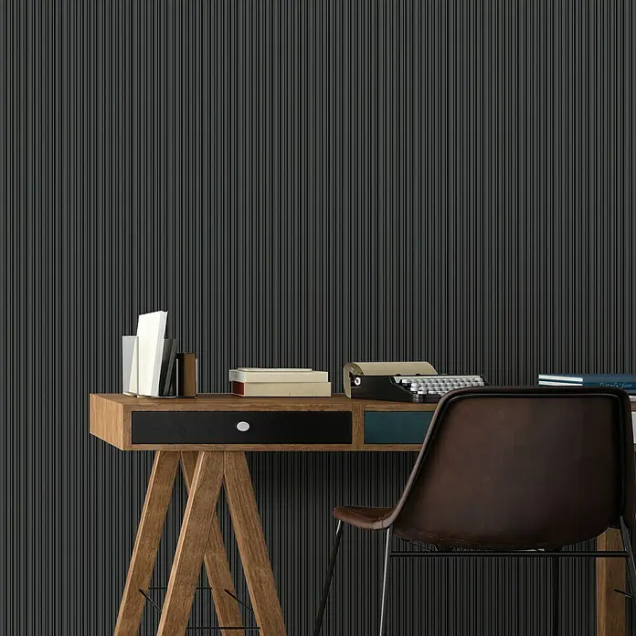 FN Neuhofer Wandpaneel Wally WA060 - Eiche schwarz, 2.670 x 118 x 12 mm - Eine Nahaufnahme eines stilvollen Tisches mit Schreibmaschine, Büchern und Büromaterial vor einem gestreiften Hintergrund.