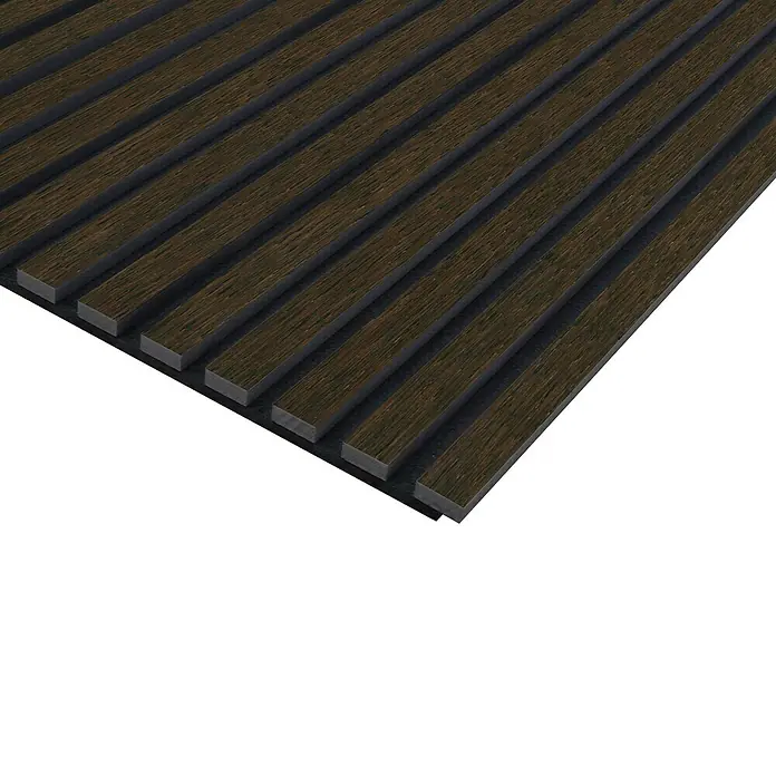FN Neuhofer Akustikpaneel Acustico - Eiche geräuchert, L x B x S: 1.195 x 572,5 x 19 mm - Nahaufnahme einer Akustikplatte mit Holzlatten und schwarzem Filz für eine verbesserte Raumakustik und modernes Design.