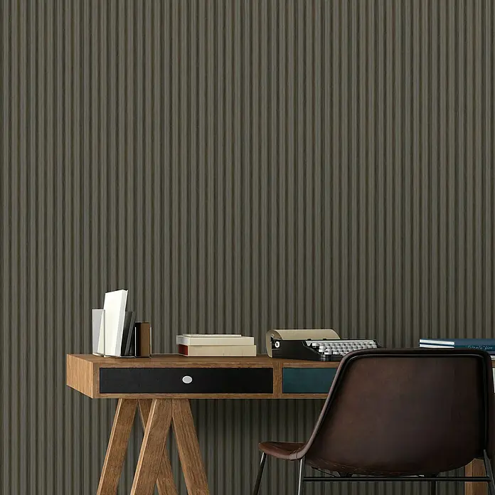 FN Neuhofer Wandpaneel Wally WA070 - Eiche geräuchert, 2.670 x 118 x 12 mm - Elegantes Ambiente: Fokus auf einen antiken Schreibtisch mit Schreibmaschine, Büchern und einem stilvollen Lederstuhl vor einer strukturierten Wand.