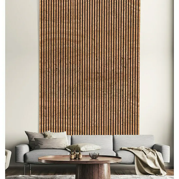 FN Neuhofer Akustikpaneel Acustico - Kork, L x B x S: 2.400 x 572,5 x 19 mm - Holzpaneelwand mit vertikalen Lamellen in einem Wohnzimmer, das eine natürliche Textur und eine akustische Lösung bietet. Perfekt für moderne Interieurs.