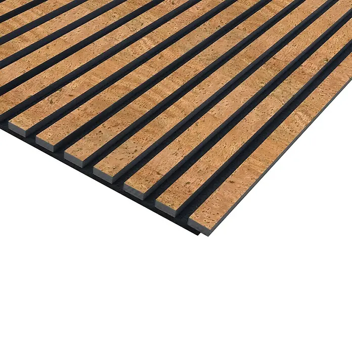 FN Neuhofer Akustikpaneel Acustico - Kork, L x B x S: 2.400 x 572,5 x 19 mm - Das Bild zeigt eine Kork-Wandpaneele mit schmalen, länglichen Korkstreifen auf einer dunklen Unterlage. Ideal für Akustik und Design.