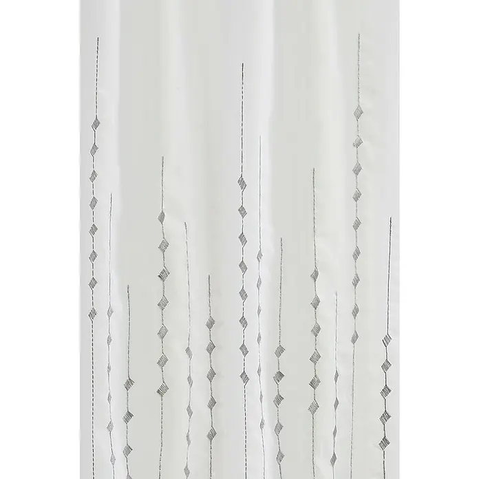 Elbersdrucke Bistrogardine Helio - 140 x 48 cm, 100 % Polyester, Bestickt, Weiß/Grau - Nahaufnahme eines weißen Vorhangs mit dezentem, grauem Rautenmuster, das eine elegante und luftige Atmosphäre schafft.