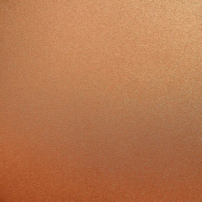 FN Neuhofer Akustikpaneel Acustico - Kupfer, L x B x S: 2.400 x 572,5 x 19 mm - Nahaufnahme einer strukturierten, glänzenden Kupferoberfläche, die ein warmes, metallisches Finish für dekorative oder industrielle Anwendungen bietet.