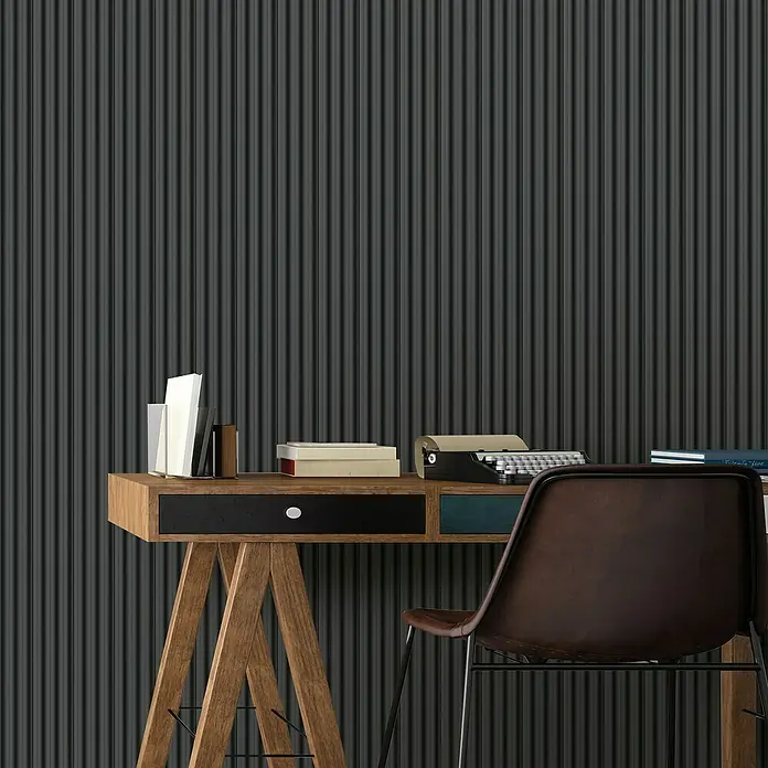 FN Neuhofer Wandpaneel Wally WA070 - Eiche schwarz, 2.670 x 118 x 12 mm - Nahaufnahme eines Schreibtisches mit Schreibmaschine, Büchern und Büromaterial vor einer dunklen Wand.