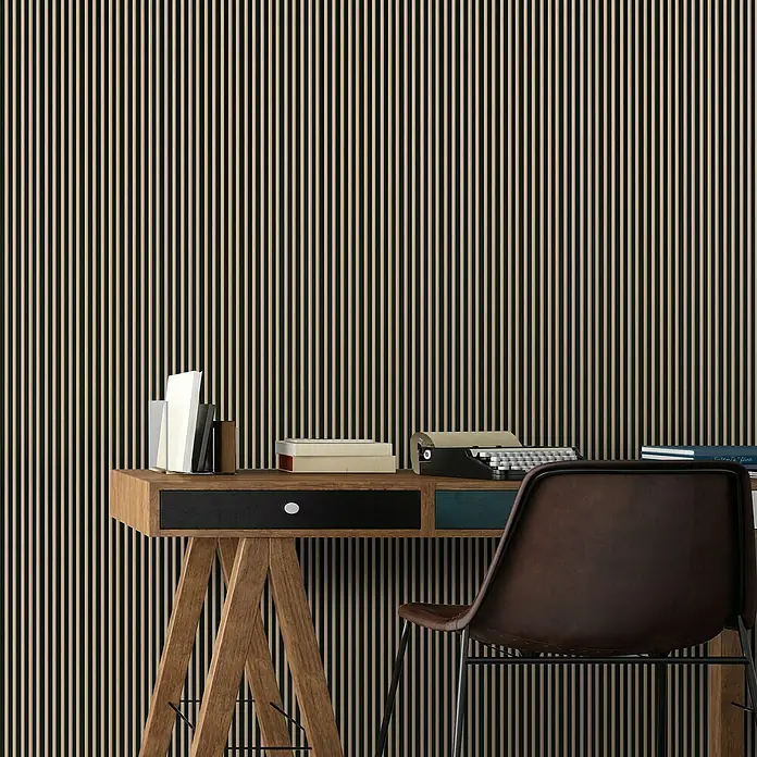 FN Neuhofer Wandpaneel Wally WA060 - Eiche Lamello, 2.670 x 118 x 12 mm - Schreibtisch mit Holzbeinen und braunem Stuhl. Der Schreibtisch ist mit Gegenständen wie einer Schreibmaschine dekoriert und bietet eine stilvolle Arbeitsumgebung.