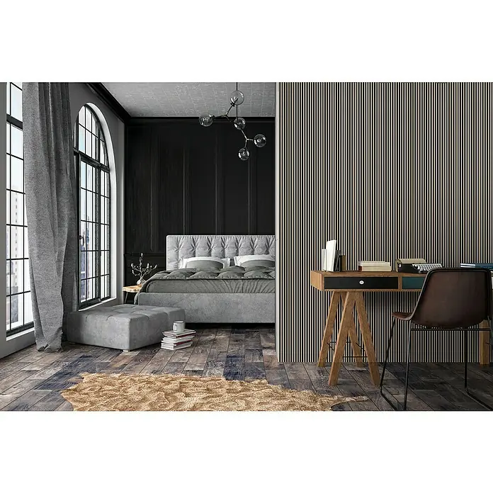 FN Neuhofer Wandpaneel Wally WA060 - Eiche Lamello, 2.670 x 118 x 12 mm - Elegantes Schlafzimmer mit modernem Schreibtisch und Stuhl vor einer stilvollen Wandverkleidung, ergänzt durch ein bequemes Bett und Tageslicht.