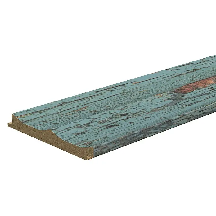FN Neuhofer Wandpaneel Wally WA090 - Oxid Patina, 2.670 x 118 x 12 mm - Nahaufnahme einer Fußleiste mit blaugrüner, abgeblätterter Farbe, die die rustikale Ästhetik und die feinen Details hervorhebt.