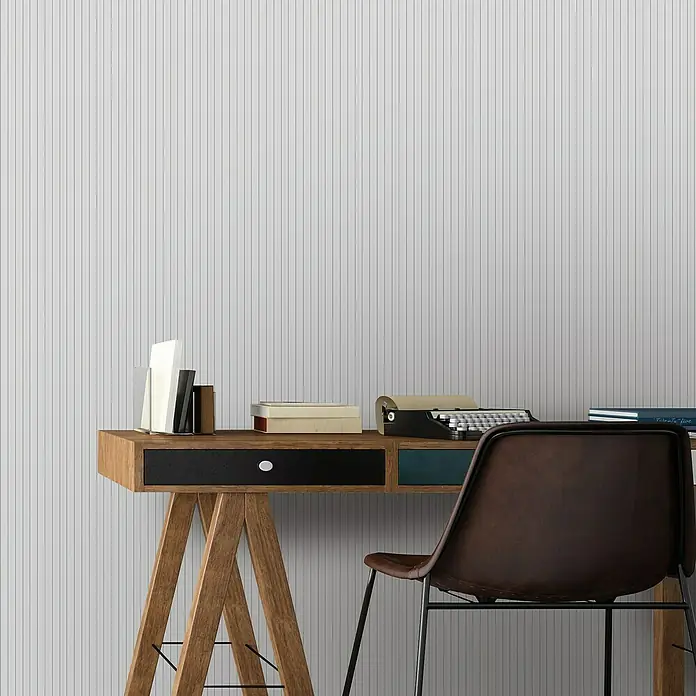 FN Neuhofer Wandpaneel Wally WA010 - Weiß, 2.670 x 118 x 12 mm - Vintage Schreibtisch mit Schreibmaschine und braunem Stuhl vor gestreifter Wand. Bücher und Deko vervollständigen den nostalgischen Look.