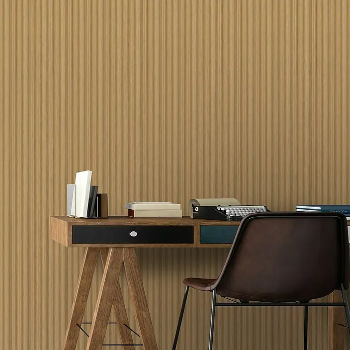 FN Neuhofer Wandpaneel Wally WA070 - Eiche natur, 2.670 x 118 x 12 mm - Nahaufnahme eines Schreibtisches mit einer Schreibmaschine, Büchern und einem Stuhl vor einer holzgetäfelten Wand.