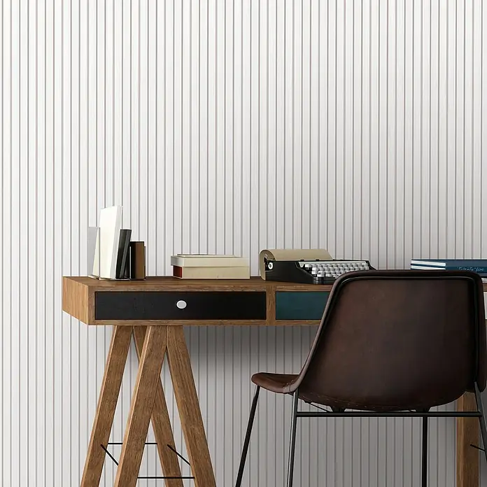 FN Neuhofer Wandpaneel Wally WA030 - Weiß, 2.670 x 118 x 12 mm - Nahaufnahme eines Schreibtisches mit Vintage-Schreibmaschine, Büchern und einer eleganten, braunen Lederstuhl vor einer Wand mit Streifenmuster.