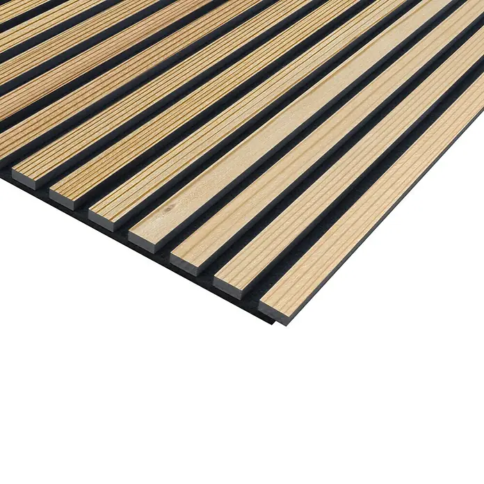 FN Neuhofer Akustikpaneel Acustico - Kiefer, L x B x S: 1.195 x 572,5 x 18 mm - Detailaufnahme einer Akustikwand mit hellen Holzlatten auf dunklem Hintergrund, ideal zur Schallabsorption und als modernes Wandelement.