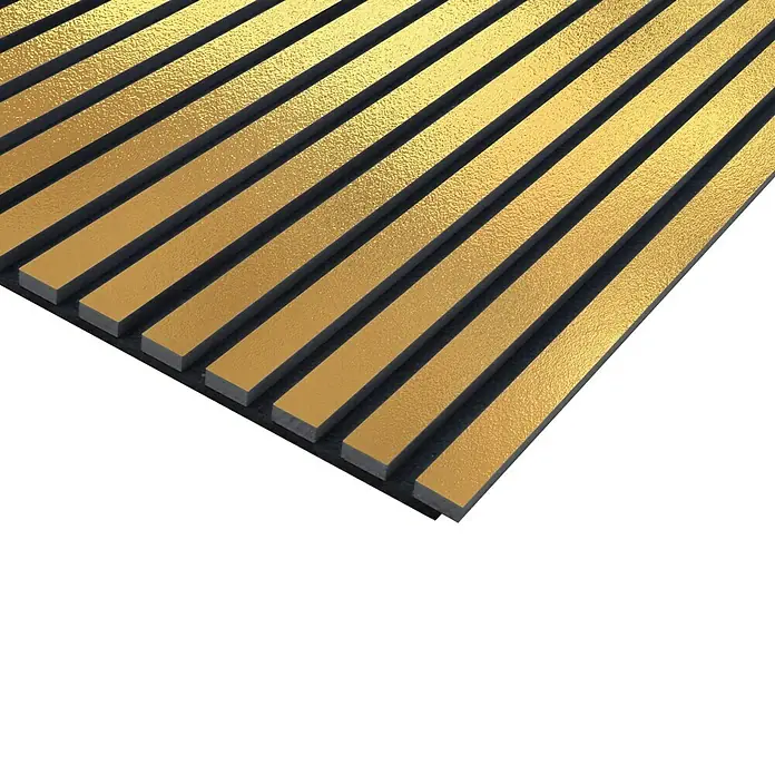 FN Neuhofer Akustikpaneel Acustico - Gold gebürstet, L x B x S: 2.400 x 572,5 x 19 mm - Nahaufnahme einer Wandverkleidung mit goldenen Lamellen und schwarzen Zwischenräumen, die ein elegantes und modernes Design zeigt.