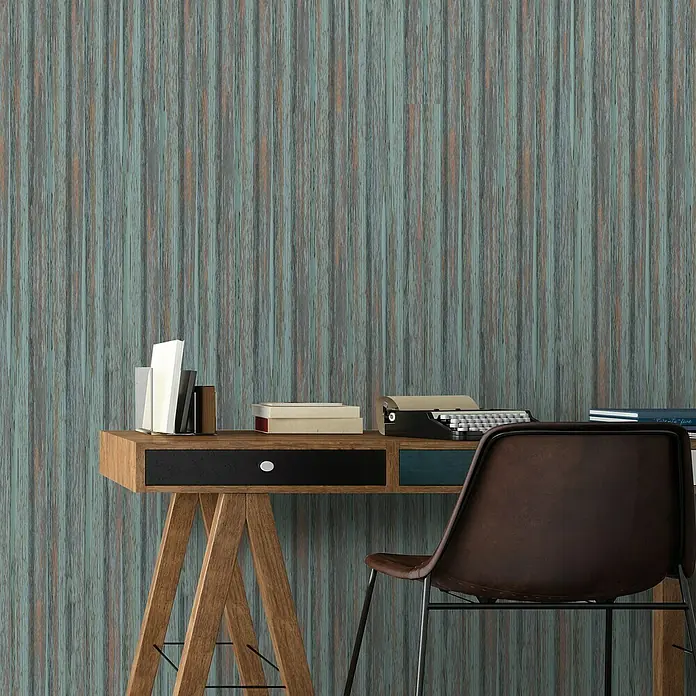 FN Neuhofer Wandpaneel Wally WA090 - Oxid Patina, 2.670 x 118 x 12 mm - Nahaufnahme eines Schreibtisches mit einer Schreibmaschine und Büchern vor einer gemusterten Wand.