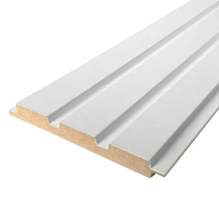 FN Neuhofer Wandpaneel Wally WA030 - Weiß, 2.670 x 118 x 12 mm - Nahaufnahme eines einzelnen, weißen Wandpaneels mit Nut-und-Feder-Verbindung, ideal für Innenräume und Wandverkleidungen.
