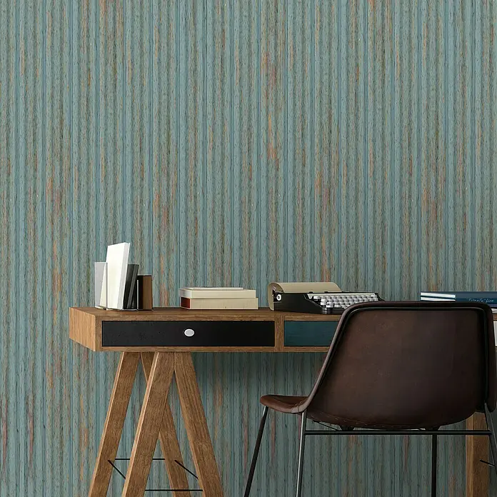 FN Neuhofer Wandpaneel Wally WA070 - Oxid Patina, 2.670 x 118 x 12 mm - Schreibtisch mit A-förmigen Beinen, dunklem Stuhl, Büchern und einer Schreibmaschine vor einer Wand mit Holzvertäfelung.