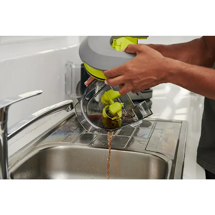 Ryobi ONE+ Akku-Waschsauger Pro RDC18BL-0 - 18 V, Ohne Akku, Behältervolumen: 1 l - Die Reinigung eines Ryobi Akku-Waschsaugers: Schmutziges Wasser wird in ein Waschbecken gegossen, um den Sauger zu entleeren und für die nächste Verwendung vorzubereiten.