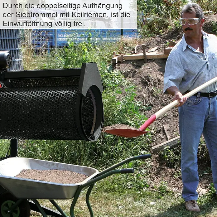 Scheppach Rollsieb RS350 - 250 W - Ein Mann bedient eine Siebtrommel, um Erde zu sieben. Dank der Aufhängung ist die Einfüllöffnung frei.