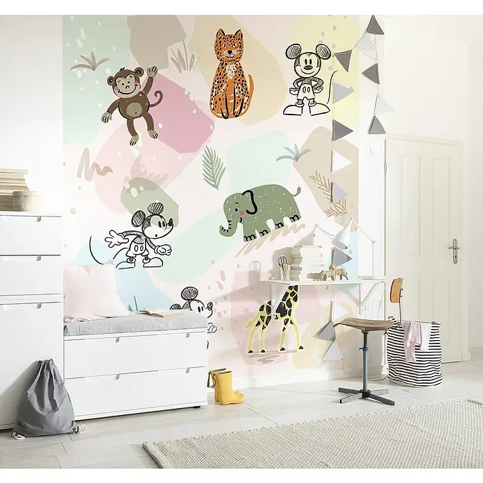 Komar Fototapete Disney Mickey Safari - B x H: 200 x 250 cm, Vlies - Kinderzimmer mit einer Wand voller Tierillustrationen, die eine spielerische und anregende Atmosphäre schaffen.