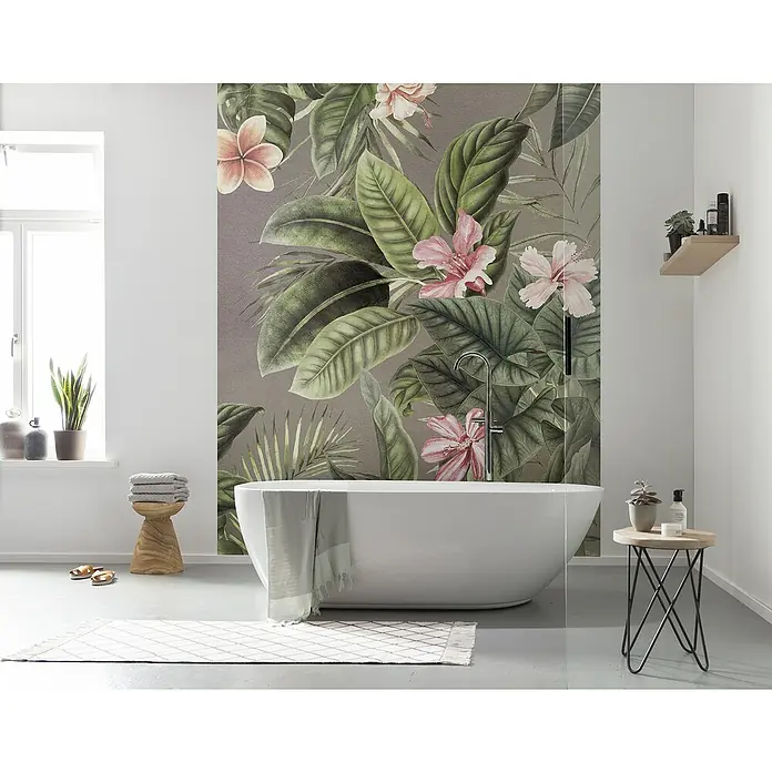 Komar Pure 2 Fototapete Large Bloomed - B x H: 200 x 250 cm, Vlies - Ein modernes Badezimmer mit einer freistehenden Badewanne vor einer Wand mit tropischen Blumenmustern.
