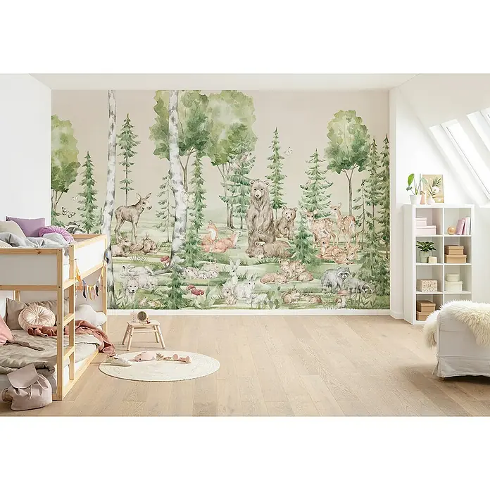 Komar Fototapete Cuddly Buddies - B x H: 400 x 250 cm, Vlies - Ein Kinderzimmer mit einem hölzernen Etagenbett und einer Waldtiertapete, die eine ruhige und gemütliche Atmosphäre schafft. Ideal für fantasievolles Spielen.