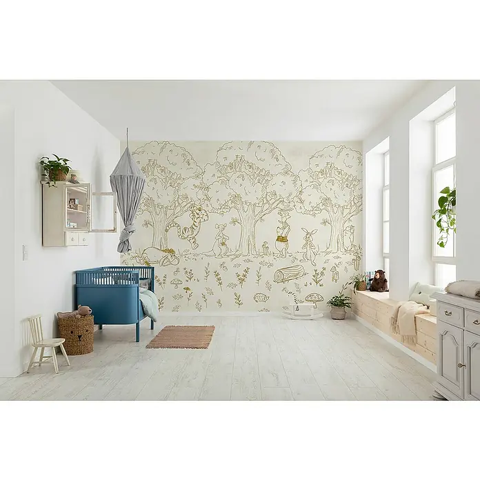 Komar Fototapete Disney Winnie the Pooh Outdoors - B x H: 400 x 250 cm, Vlies - Helles Kinderzimmer mit blauen Babybett, Winnie Puh Wandbild, Holzfußboden und Fensterbank. Die sanfte Farbpalette schafft eine ruhige und einladende Atmosphäre.