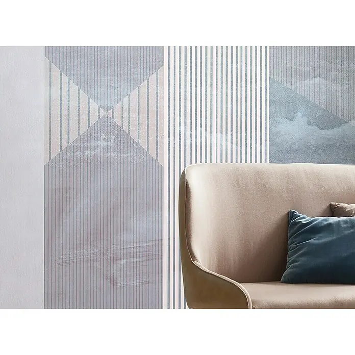 Komar Pure 2 Fototapete Arched Gate - B x H: 200 x 250 cm, Vlies - Nahaufnahme eines eleganten beigen Sessels mit blauen Kissen vor einer Wand mit geometrischem Streifenmuster. Stilvolles Möbelstück für Wohnräume.