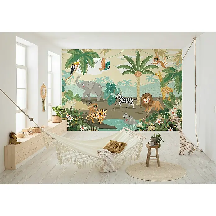 Komar Fototapete Baby Safari - B x H: 350 x 250 cm, Vlies - Kinderzimmer mit Dschungeltapete und einer Hängematte, die zum Spielen und Entspannen einlädt. Die Tapete zeigt lustige Tiere und tropische Pflanzen.