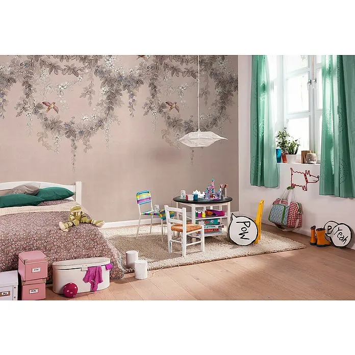 Komar Pure 2 Fototapete Symphony - B x H: 300 x 250 cm, Vlies - Einladendes Kinderzimmer mit floraler Wandgestaltung, Spieltisch und bunten Accessoires. Der Raum strahlt Wärme und Kreativität aus.