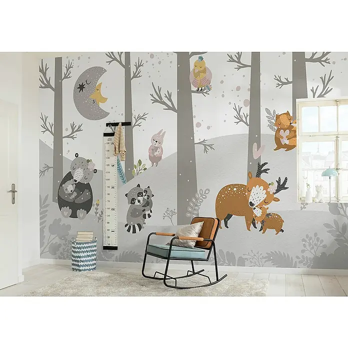 Komar Fototapete Little Darling - B x H: 400 x 250 cm, Vlies - Kinderzimmer mit Waldtapete, Messlatte an der Wand und einem gemütlichen Schaukelstuhl im Vordergrund.