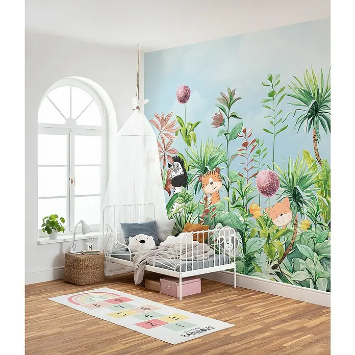Komar Fototapete First Day of School - B x H: 300 x 250 cm, Vlies - Kinderzimmer mit Dschungel-Wandtattoo, weißem Bett, Spielteppich und Fenster für eine fantasievolle und anregende Atmosphäre.