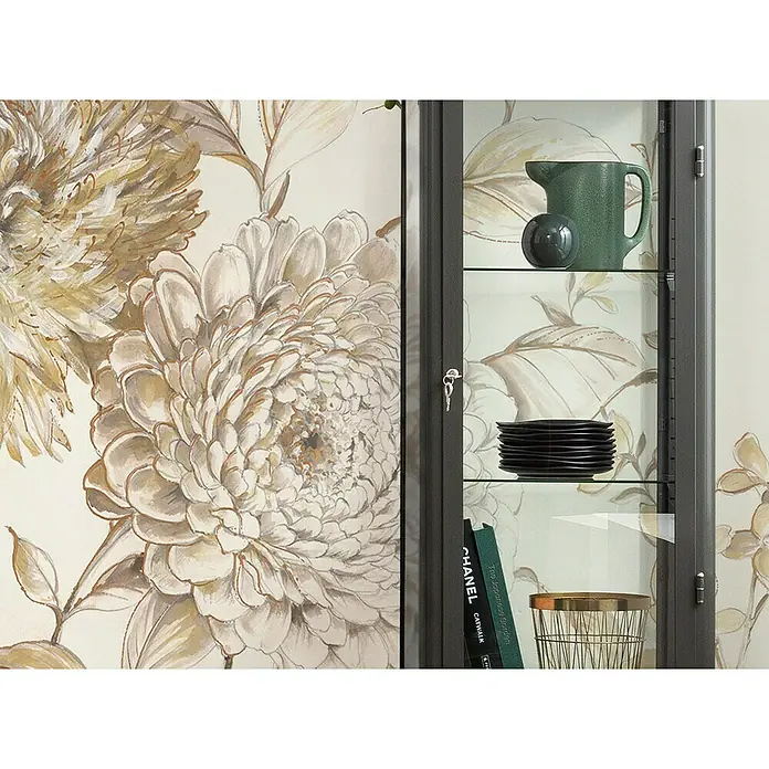 Komar Pure 2 Fototapete Vintage Chrysanthemum - B x H: 200 x 250 cm, Vlies - Nahaufnahme eines Glasschranks mit floralem Muster und Dekorationsgegenständen auf Glasböden.