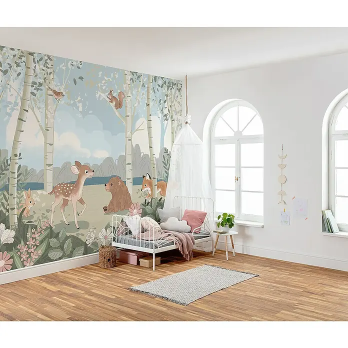 Komar Fototapete Today's Story - B x H: 350 x 250 cm, Vlies - Dieses Bild zeigt ein Kinderzimmer mit einer Waldtiertapete und einem stilvollen weißen Bett mit Baldachin. Die Einrichtung ist hell und freundlich.