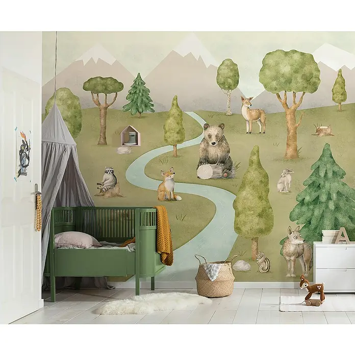 Komar Fototapete Neighbor-wood Meetings - B x H: 300 x 250 cm, Vlies - Kinderzimmer mit Waldtiermotiven an der Wand und einem grünen Kinderbett mit Baldachin für eine ruhige Atmosphäre.