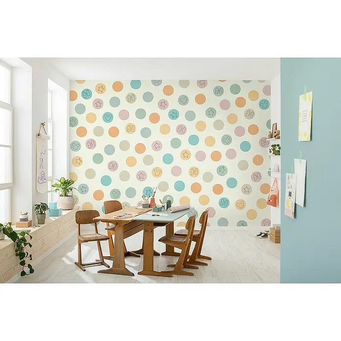 Komar Fototapete Disney Pastel Confetti - B x H: 400 x 250 cm, Vlies - Verspieltes Kinderzimmer mit pastellfarbener Punkt-Tapete, verziert mit Disney-Motiven, schafft eine fröhliche Lernumgebung.