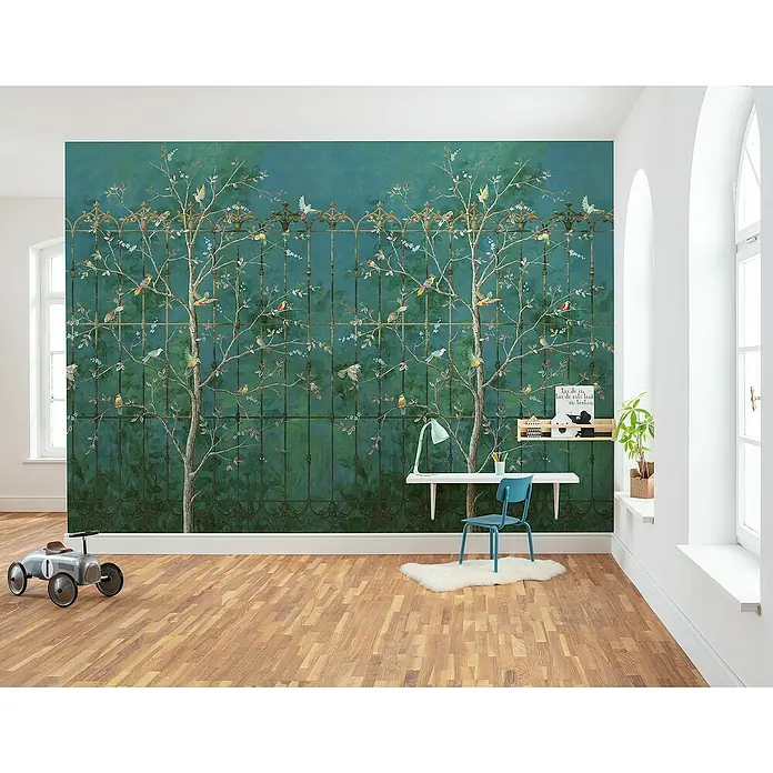Komar Fototapete Park Avenue - B x H: 400 x 250 cm, Vlies - Ein Kinderzimmer mit einer gemusterten Wand, einem kleinen Tisch und Stuhl, die eine gemütliche und fantasievolle Atmosphäre schaffen.